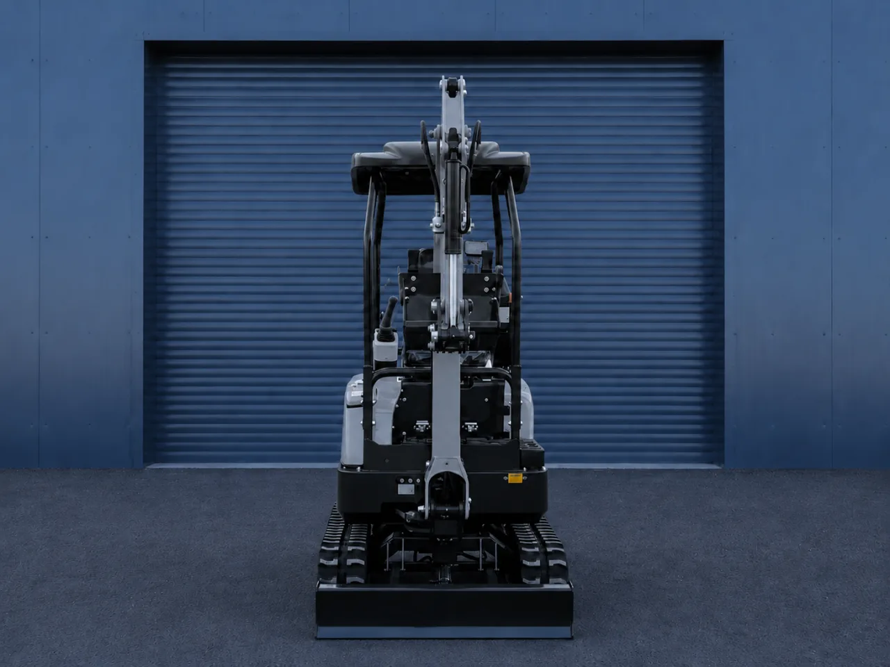 Mini-pelle Xcavator XC15P, vue de face bras relevé
